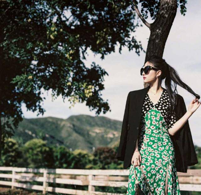 刘亦菲拼接碎花裙穿出大牌范，一般人驾驭不了