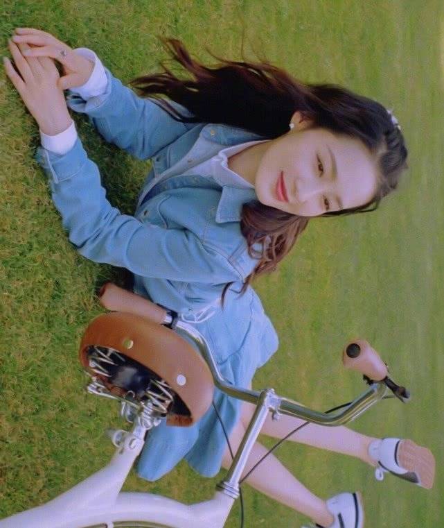 李沁不愧是初恋脸教科书，穿蓝裙子躺在草地上那刻我恋爱了 时尚 第2张