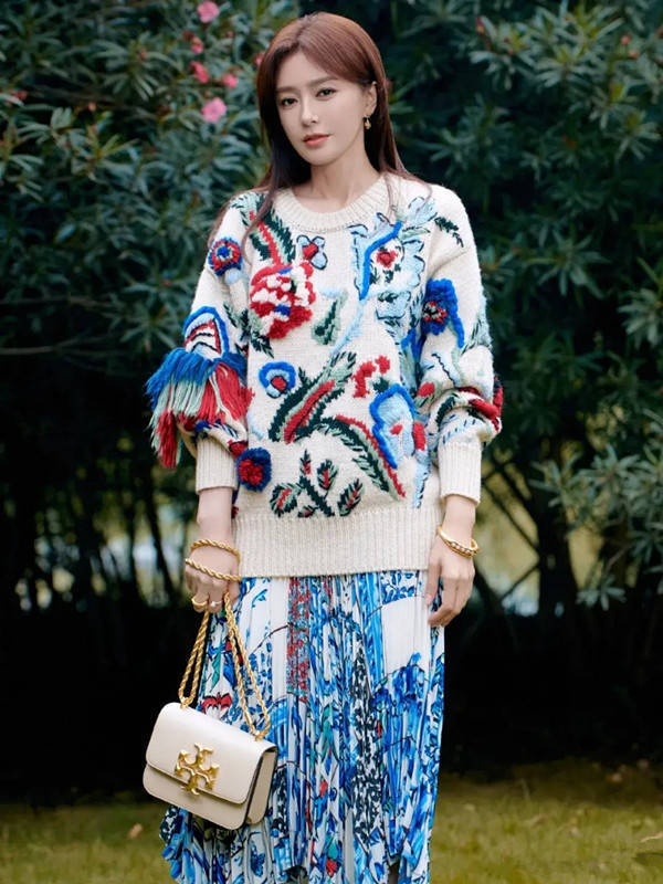 秦岚把穿搭演绎成艺术画，毛衣搭半裙温婉静谧太惊艳