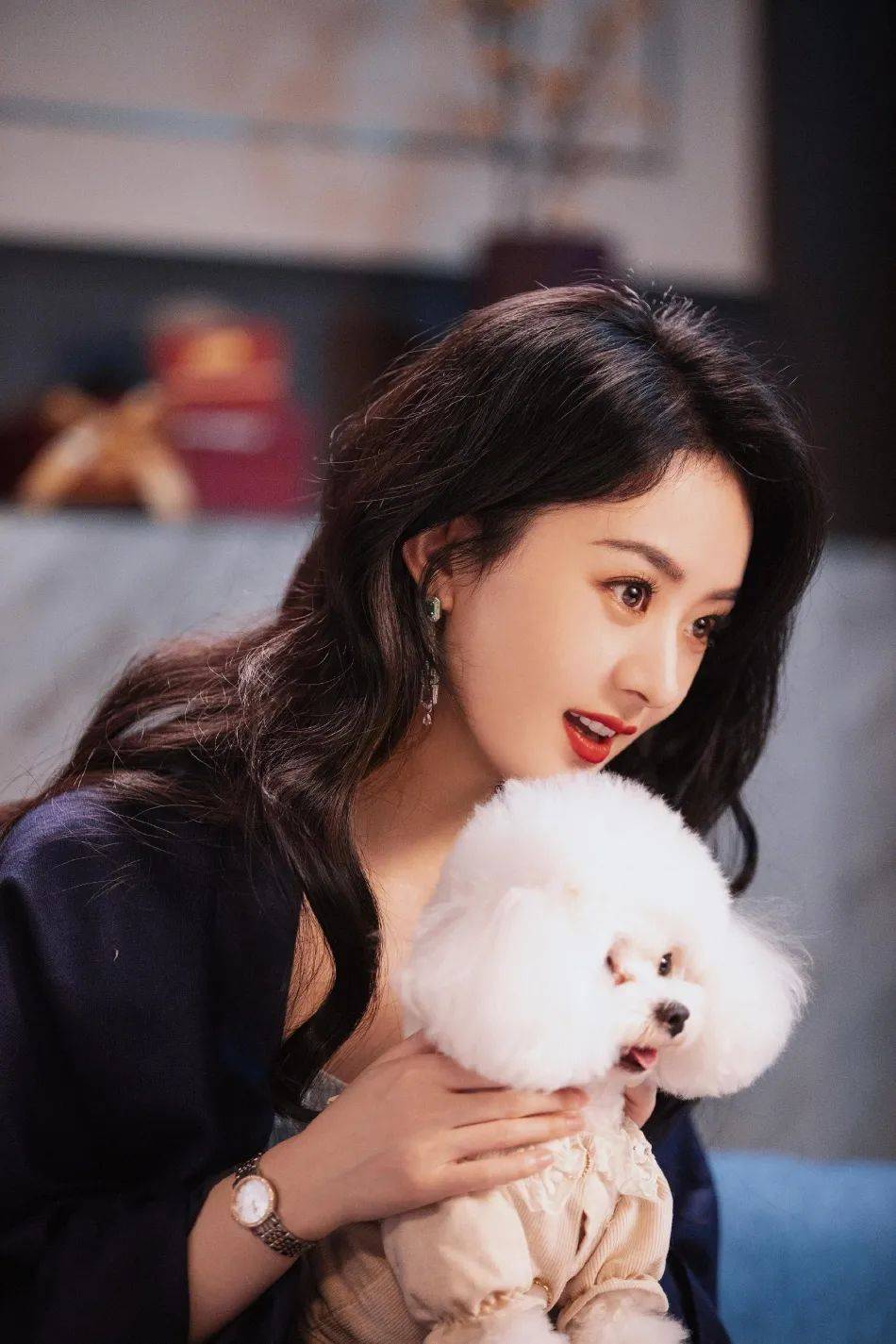 赵丽颖穿蓝色抹胸连衣裙！清丽脱俗美艳动人