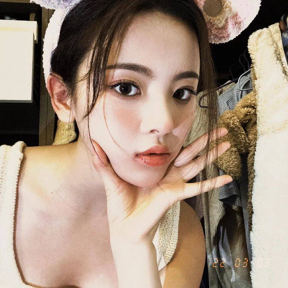 杨超越穿白色吊带露脐装秀曼妙身材！飘逸长发明艳动人