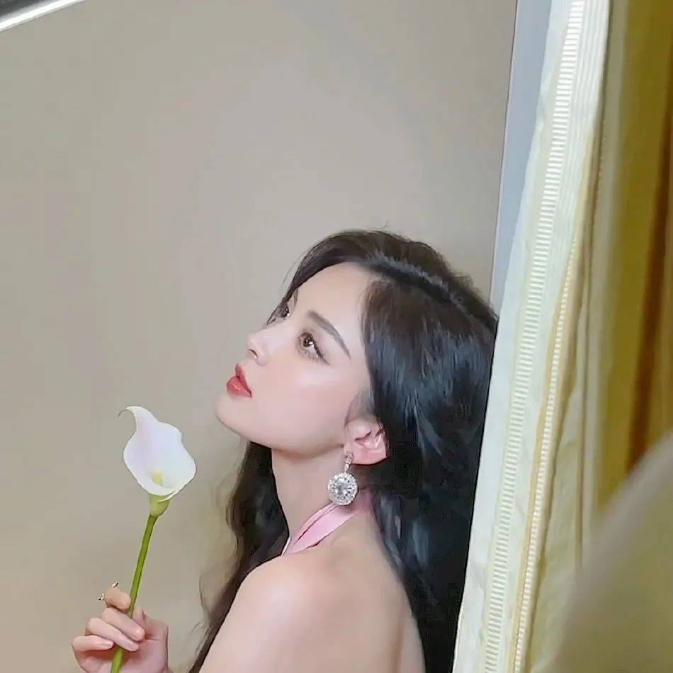 古力娜扎写真太漂亮！肤白貌美大秀美背太性感火辣