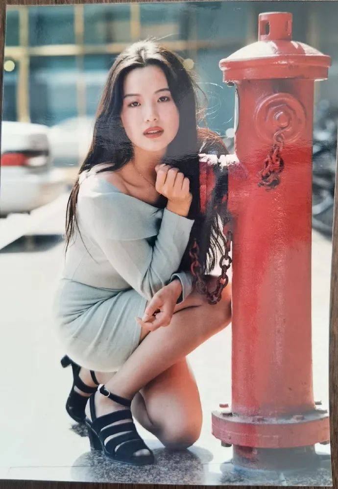 柏林影后咏梅晒旧照大秀长腿!肤白貌美太性感妖艳