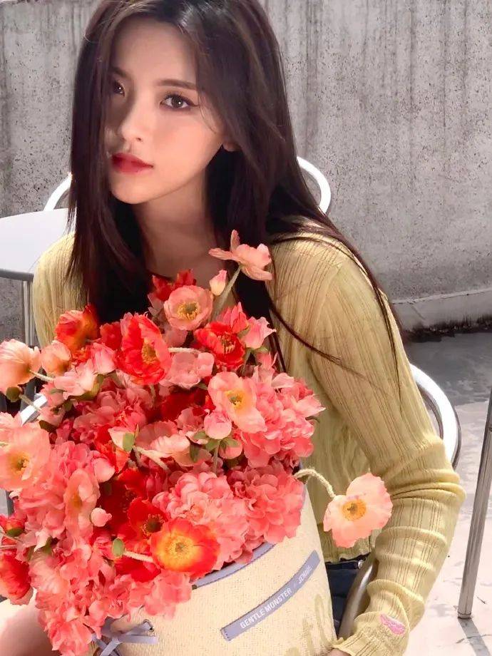 杨超越穿鹅黄色上衣超美！白皙天鹅颈明艳动人