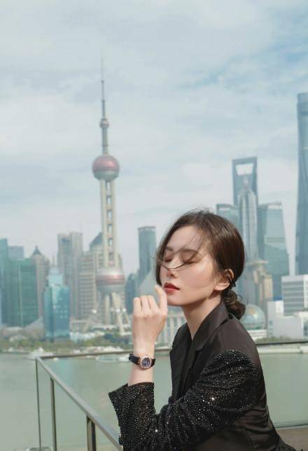 刘诗诗穿黑色扮成熟，优雅自信的样子太迷人