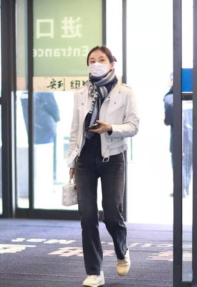 王子文街拍：短外套配高腰款显身高，小个子女生穿搭典范 街拍 第3张