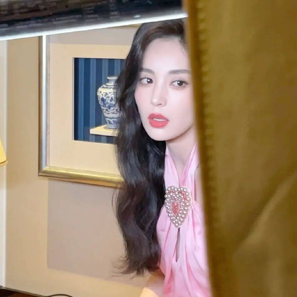 古力娜扎写真太漂亮！肤白貌美大秀美背太性感火辣