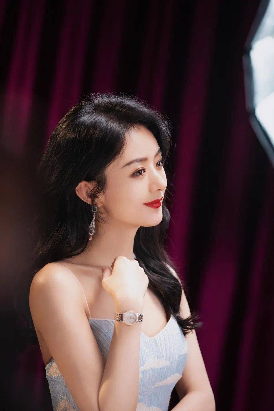 赵丽颖穿蓝色抹胸连衣裙！清丽脱俗美艳动人