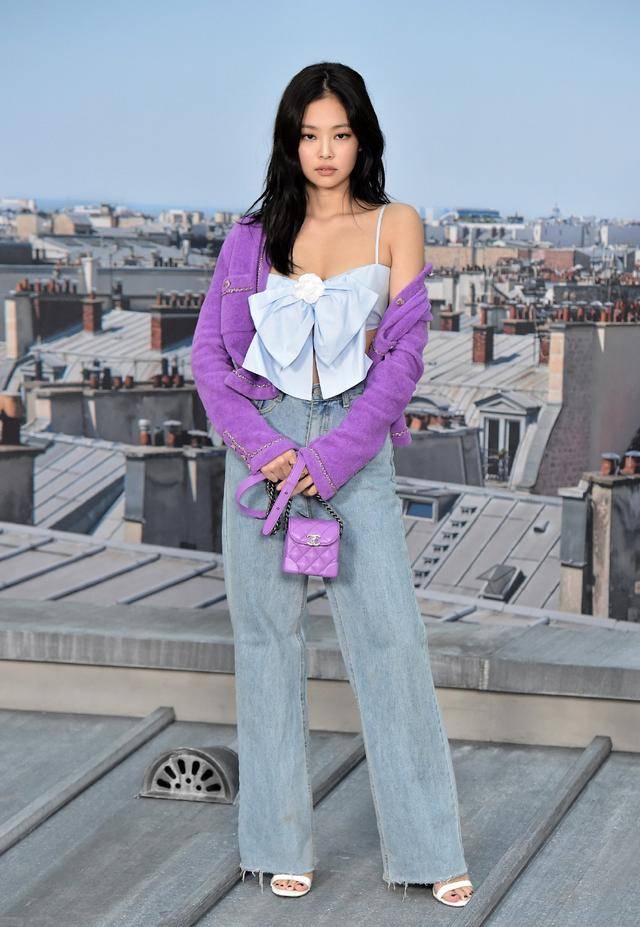 Jennie穿背带紧身裙出镜，秀直角肩优雅迷人