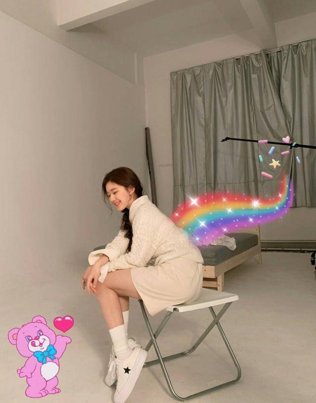 赵露思为什么这么甜?穿米色衬衫外套搭短裙出镜活力满满