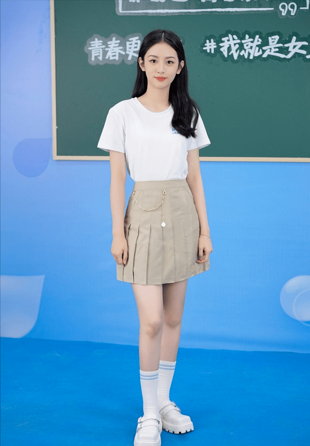 周也穿白T恤配百褶裙，十分清纯打扮像青春美少女 时尚 第1张