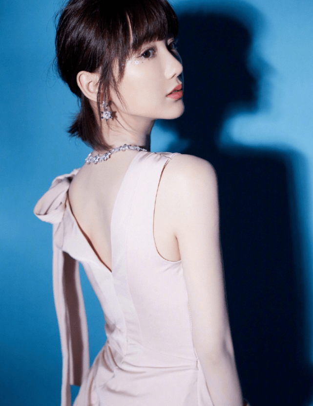 毛晓彤把长筒袜当裤子穿，却还能有“电线”效果的，太美了