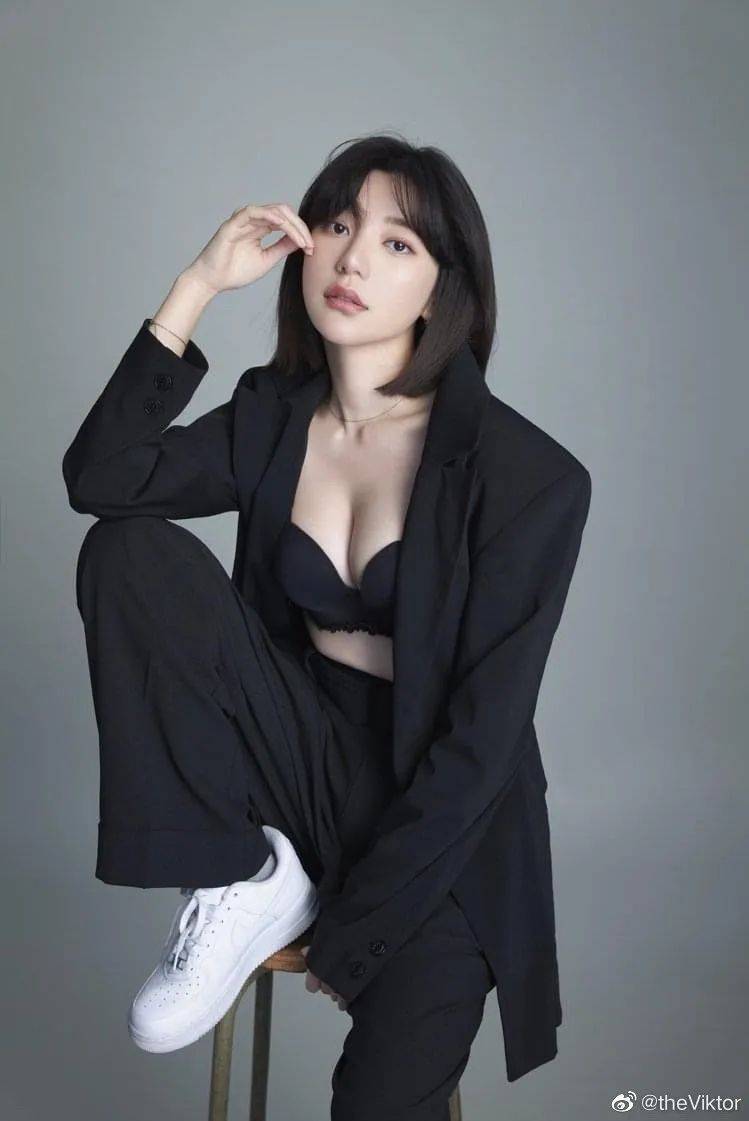 郭雪芙性感美图大秀傲人事业线！魔鬼身材太火辣了