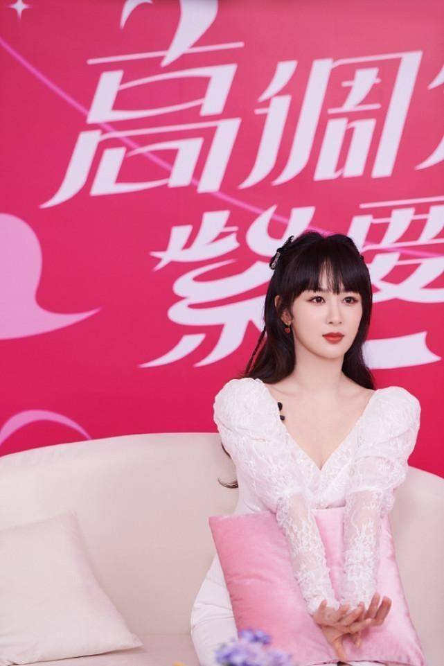 杨紫泡泡袖裙显出清纯少女味,气质太好了