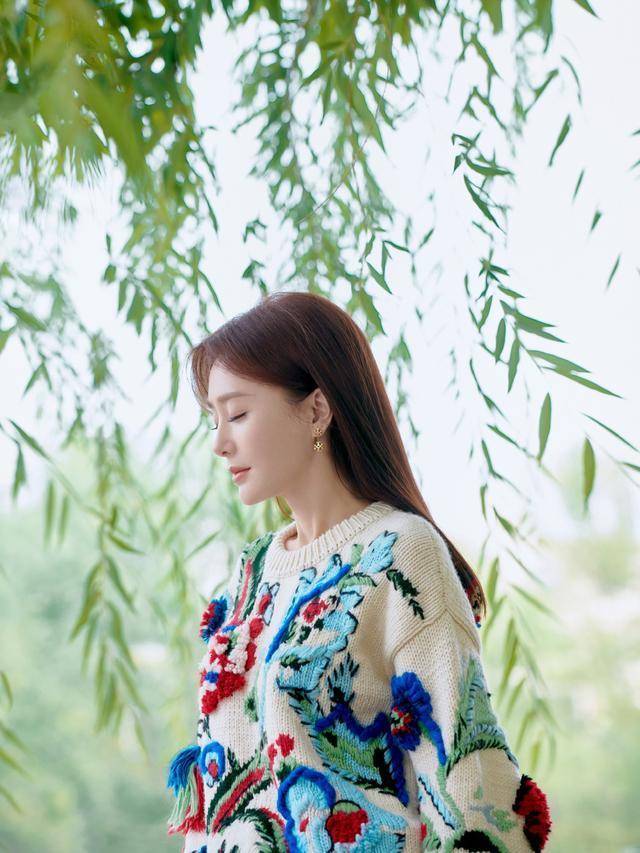 秦岚把穿搭演绎成艺术画，毛衣搭半裙温婉静谧太惊艳