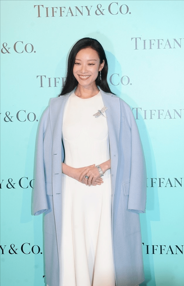 倪妮穿浅蓝色毛呢大衣温柔又淑女，看着真嫩