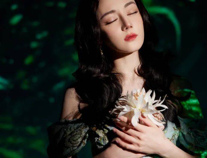 迪丽热巴穿抹胸刺绣泡泡裙大秀白皙香肩!