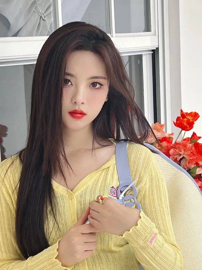 杨超越穿鹅黄色上衣超美！白皙天鹅颈明艳动人