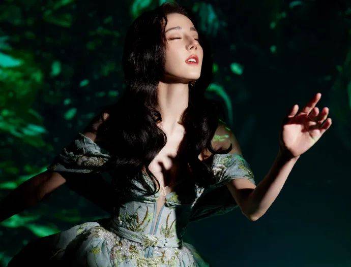 迪丽热巴穿抹胸刺绣泡泡裙大秀白皙香肩!