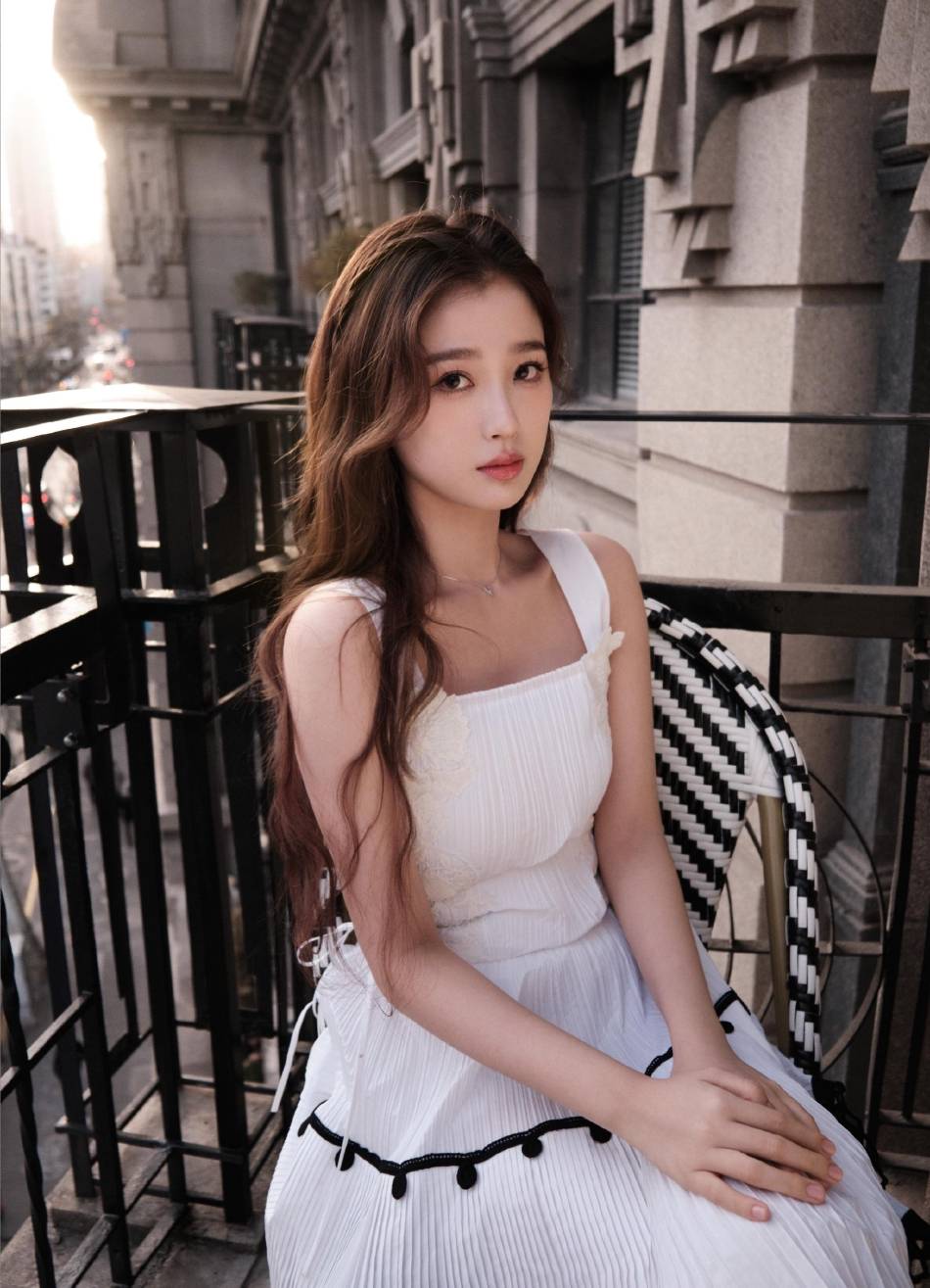 虞书欣穿白色长裙温柔甜美!青春靓丽美的令人心动