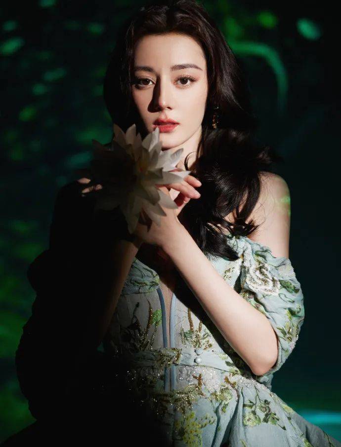 迪丽热巴穿抹胸刺绣泡泡裙大秀白皙香肩!