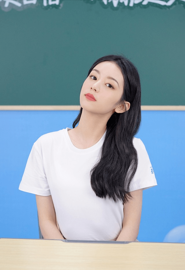 周也穿白T恤配百褶裙，十分清纯打扮像青春美少女 时尚 第4张