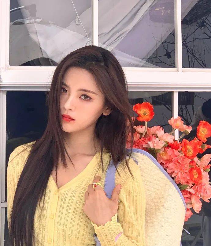 杨超越穿鹅黄色上衣超美！白皙天鹅颈明艳动人