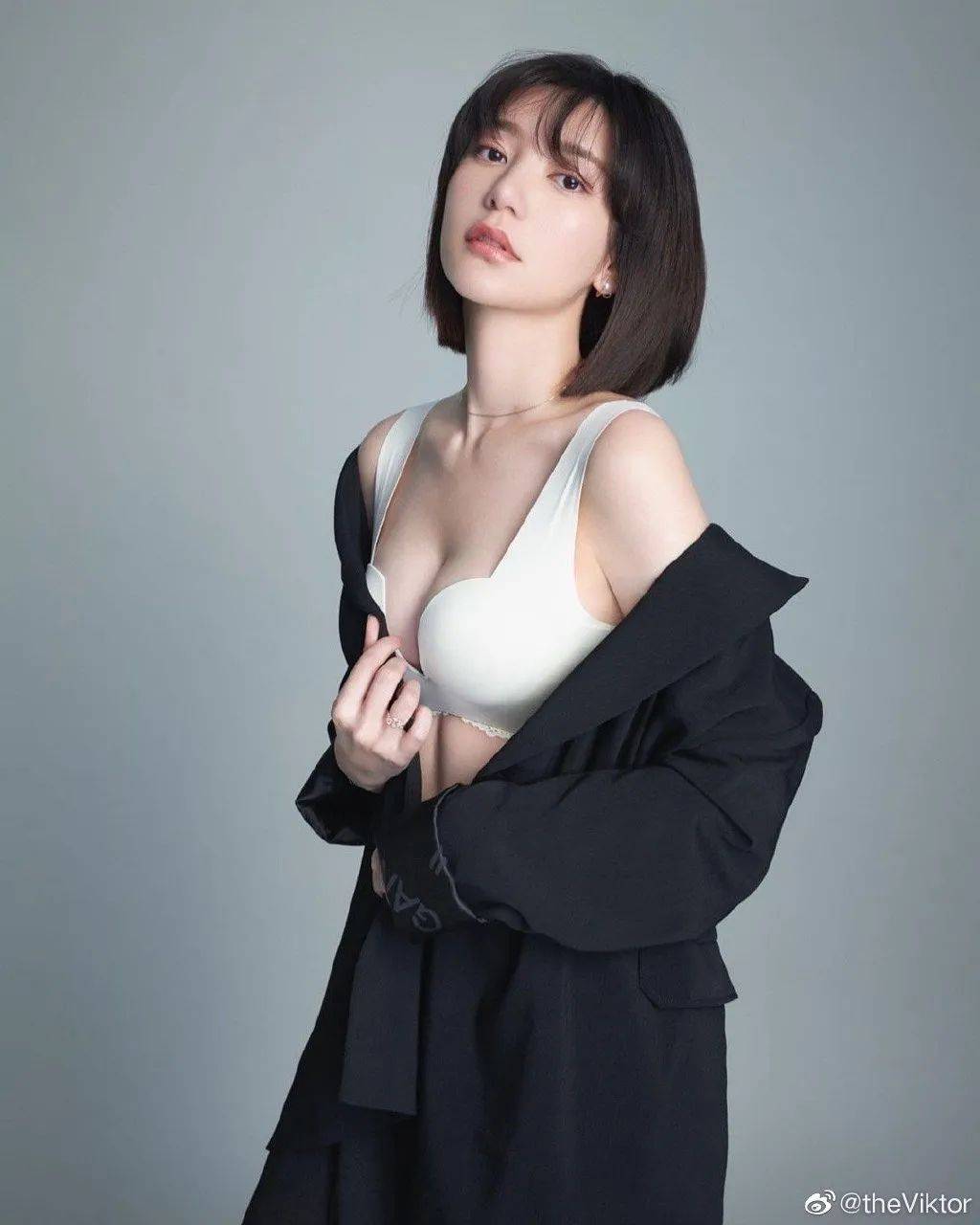 郭雪芙性感美图大秀傲人事业线！魔鬼身材太火辣了