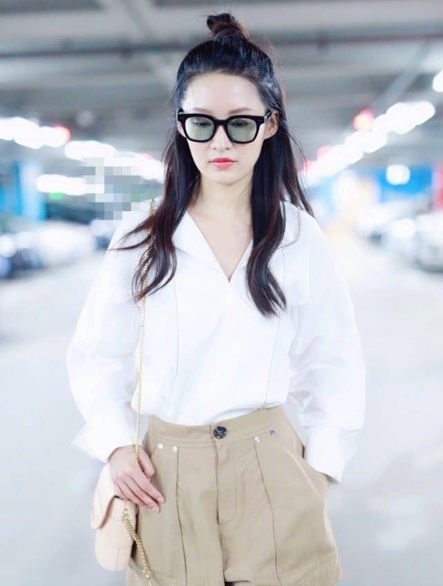 李沁不愧是初恋脸教科书，穿蓝裙子躺在草地上那刻我恋爱了 时尚 第6张