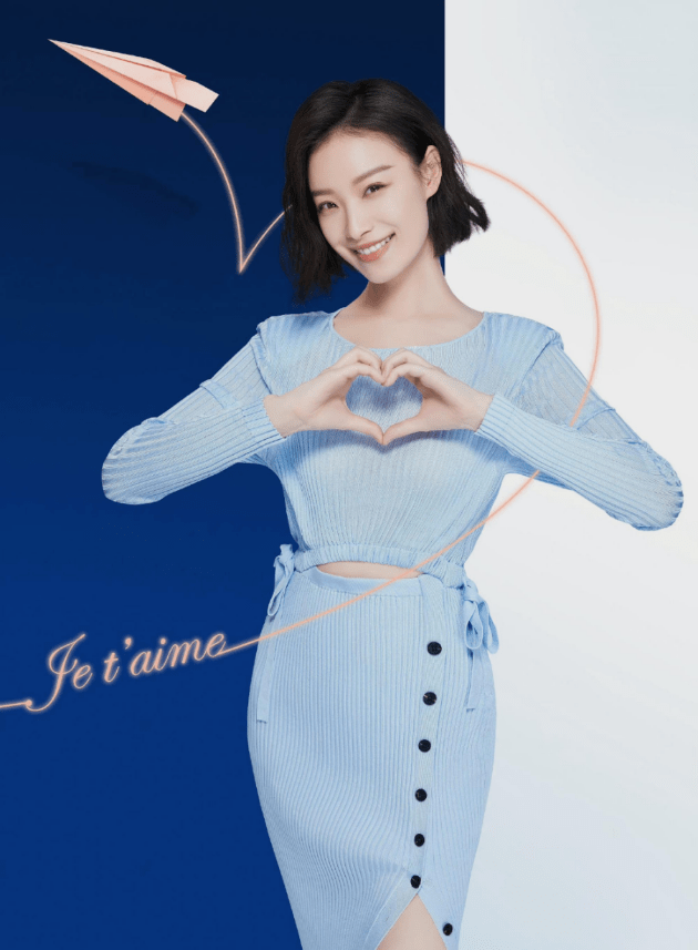 倪妮穿浅蓝色毛呢大衣温柔又淑女，看着真嫩