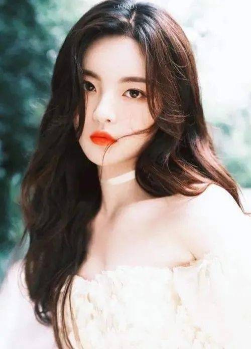 杨超越穿鹅黄色上衣超美！白皙天鹅颈明艳动人