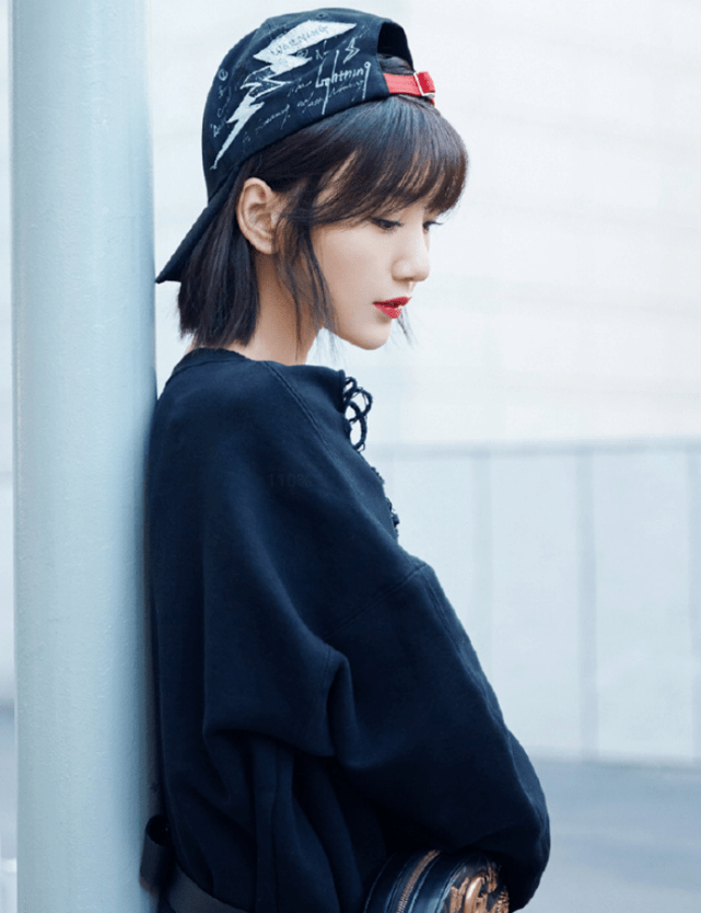 毛晓彤把长筒袜当裤子穿，却还能有“电线”效果的，太美了