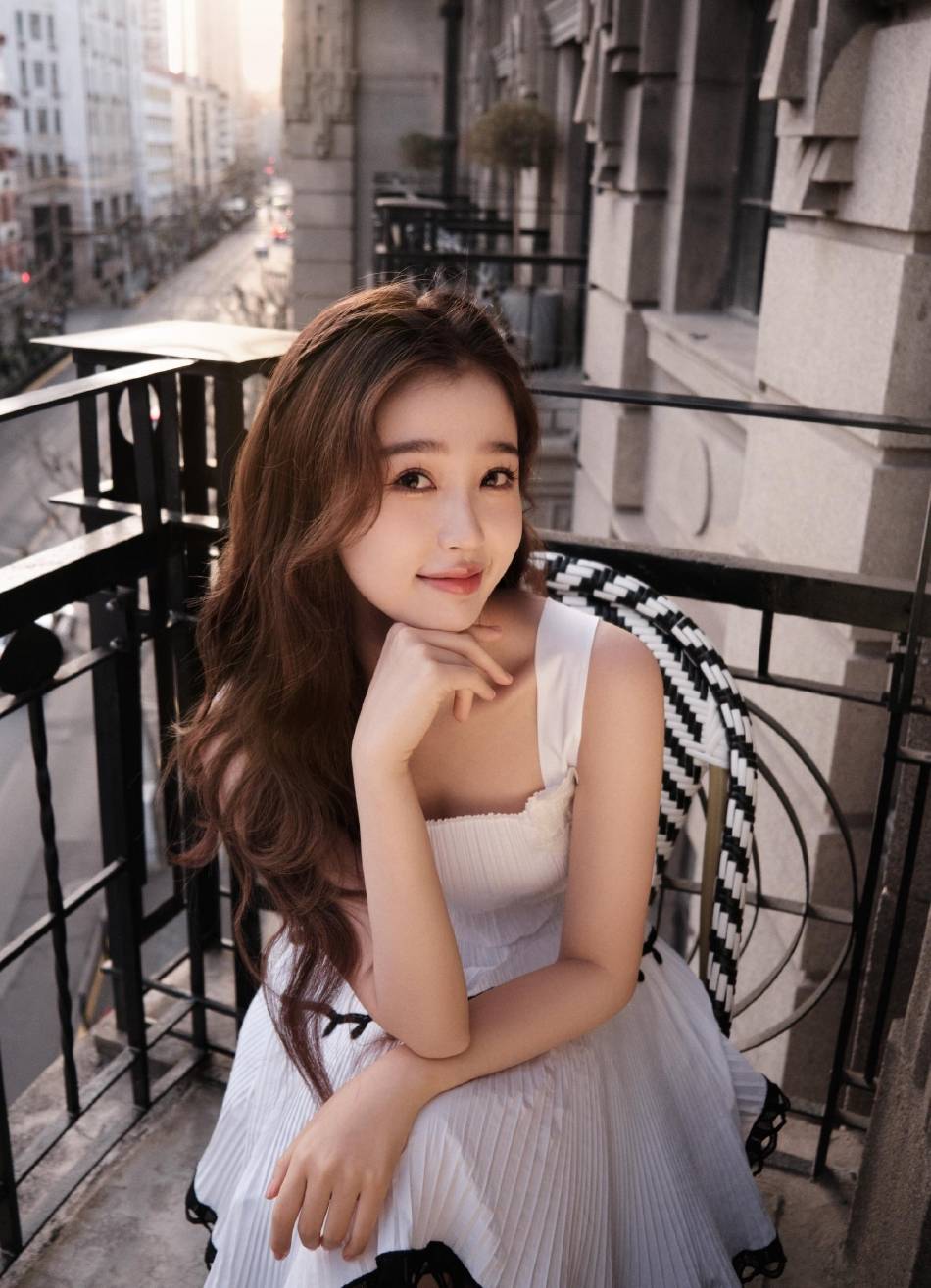 虞书欣穿白色长裙温柔甜美!青春靓丽美的令人心动