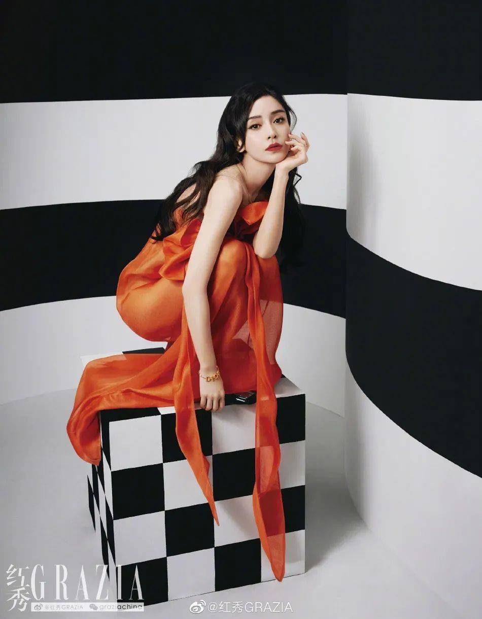 杨颖摩登色彩写真超美艳!精致五官可爱迷人