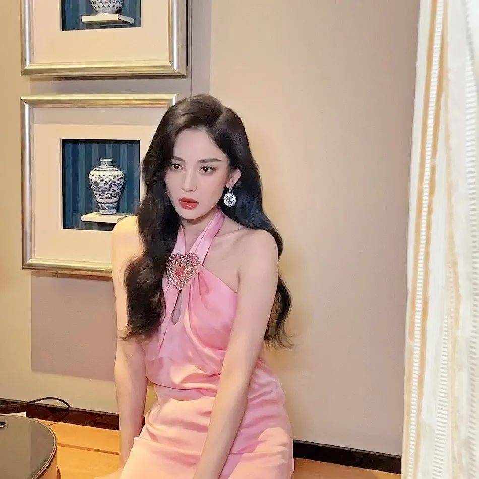 古力娜扎写真太漂亮！肤白貌美大秀美背太性感火辣