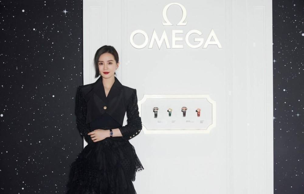 刘诗诗穿黑色扮成熟，优雅自信的样子太迷人