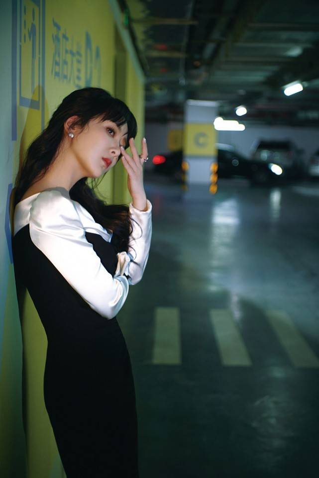 杨紫“女王”造型太惊艳，穿拼色开叉裙露出大长腿好撩人 时尚 第5张