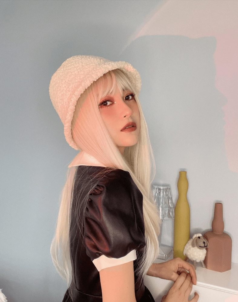 包文婧穿卡通小套裙真嫩，母女二人似姐妹