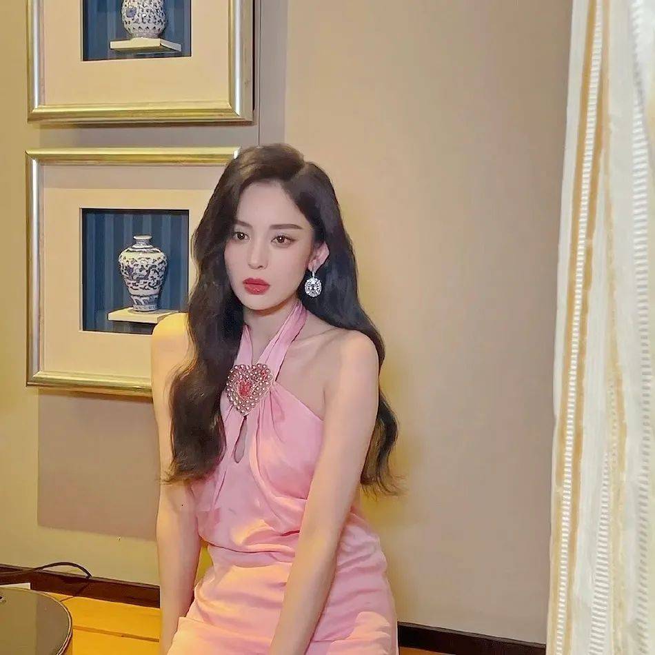 古力娜扎写真太漂亮！肤白貌美大秀美背太性感火辣