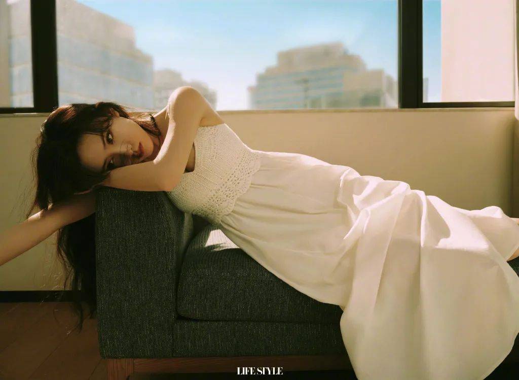 孟子义时尚写真大秀白皙长腿，美得不可方物！