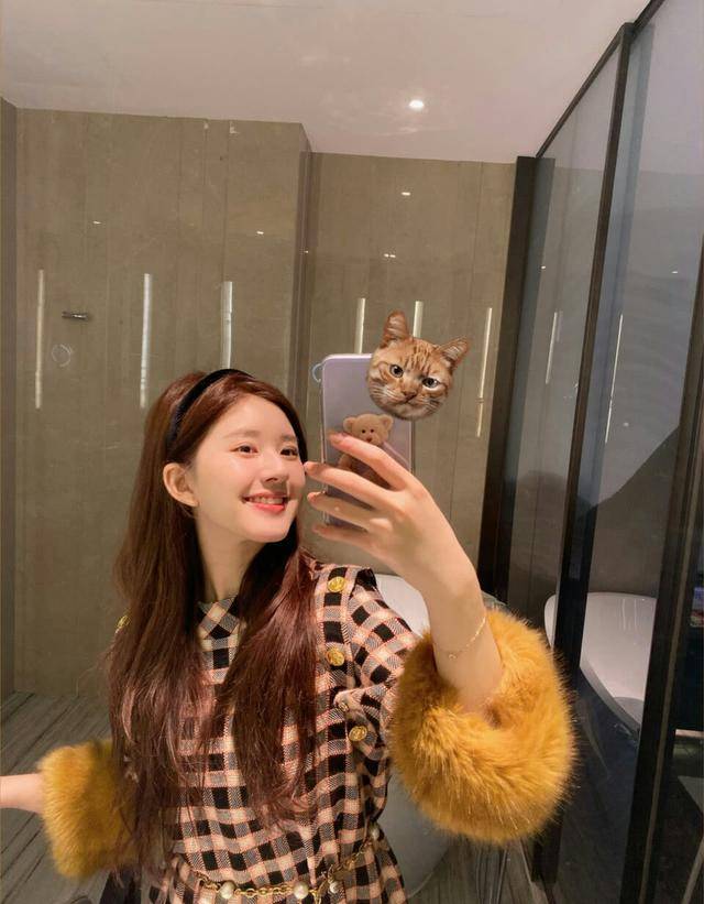 赵露思为什么这么甜?穿米色衬衫外套搭短裙出镜活力满满