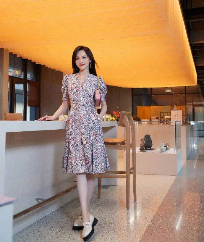 唐嫣穿泡泡袖碎花裙优雅甜美！温婉大方女人味十足 时尚 第4张