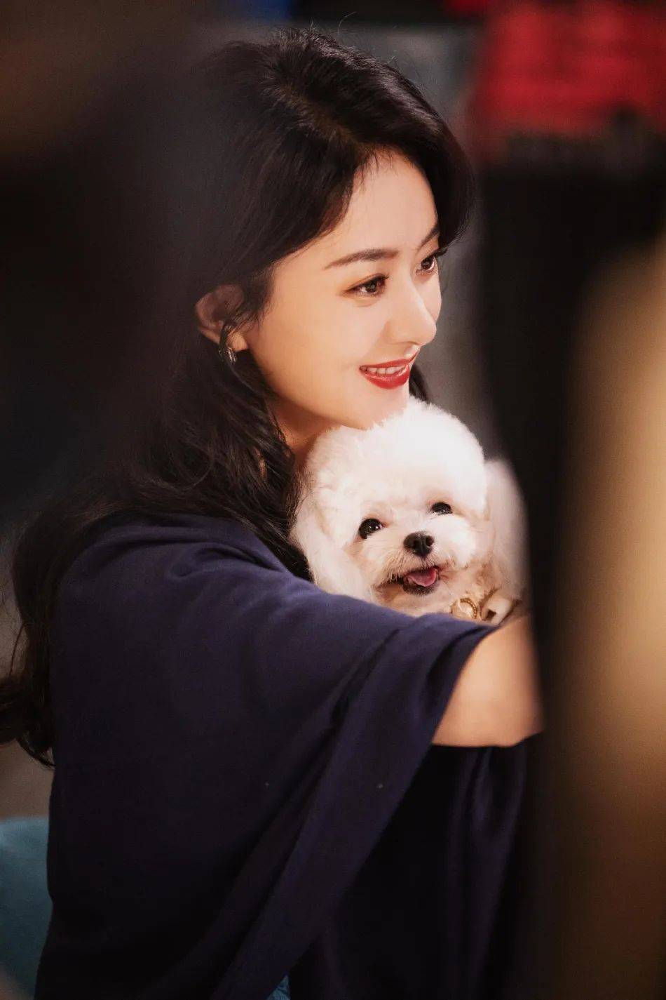 赵丽颖穿蓝色抹胸连衣裙！清丽脱俗美艳动人