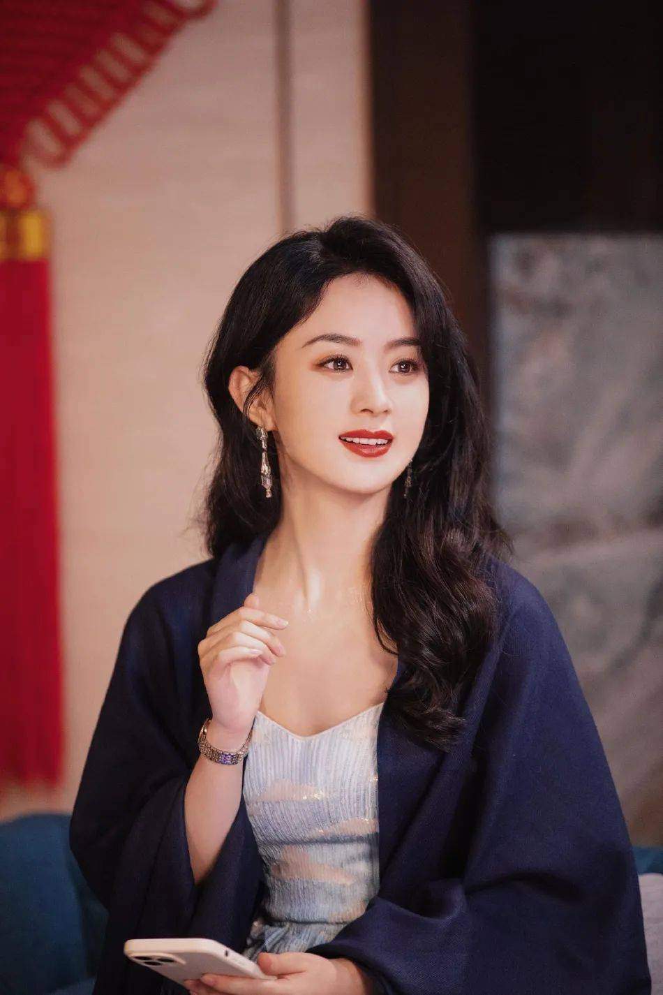 赵丽颖穿蓝色抹胸连衣裙！清丽脱俗美艳动人