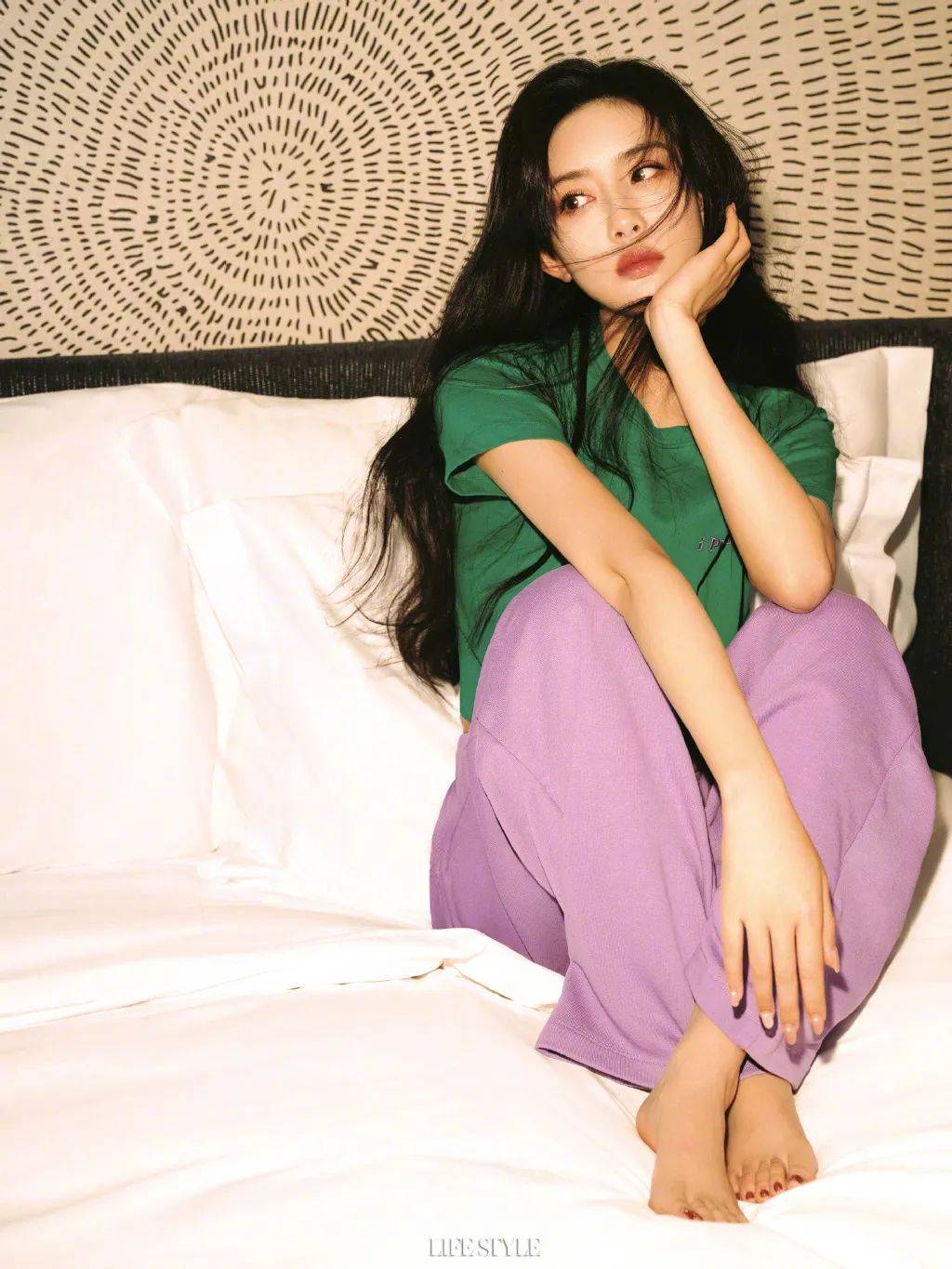 孟子义时尚写真大秀白皙长腿，美得不可方物！