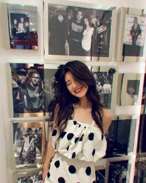 赵露思为什么这么甜?穿米色衬衫外套搭短裙出镜活力满满