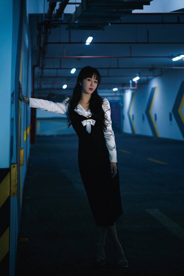 杨紫“女王”造型太惊艳，穿拼色开叉裙露出大长腿好撩人 时尚 第3张