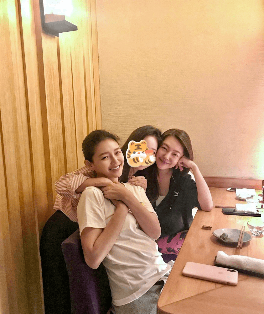 大S结婚后首次与妹妹小S聚会,二人同框很随和,小S看着更飒