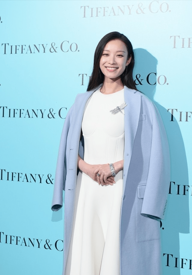 倪妮穿浅蓝色毛呢大衣温柔又淑女，看着真嫩