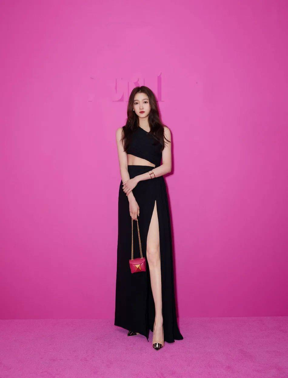 关晓彤穿高开衩长裙秀白皙美腿！雪肤玉貌太性感撩人